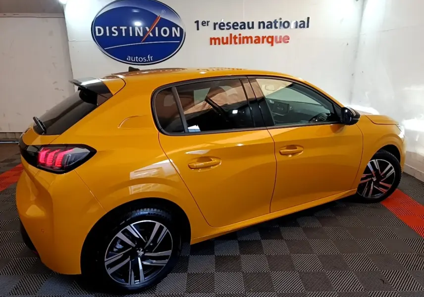 Peugeot 208 PureTech 100 S&S Allure Pack jaune vue de profil droit, feux arrière LED et jantes alliage visibles.