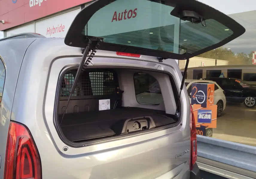 Vue arrière ouverte du Citroën Berlingo gris acier 2025, mettant en valeur l'espace de chargement et la lunette relevée.