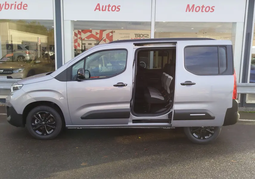 Vue latérale droite du Citroën Berlingo gris acier 2025 avec porte coulissante ouverte révélant les sièges arrière.