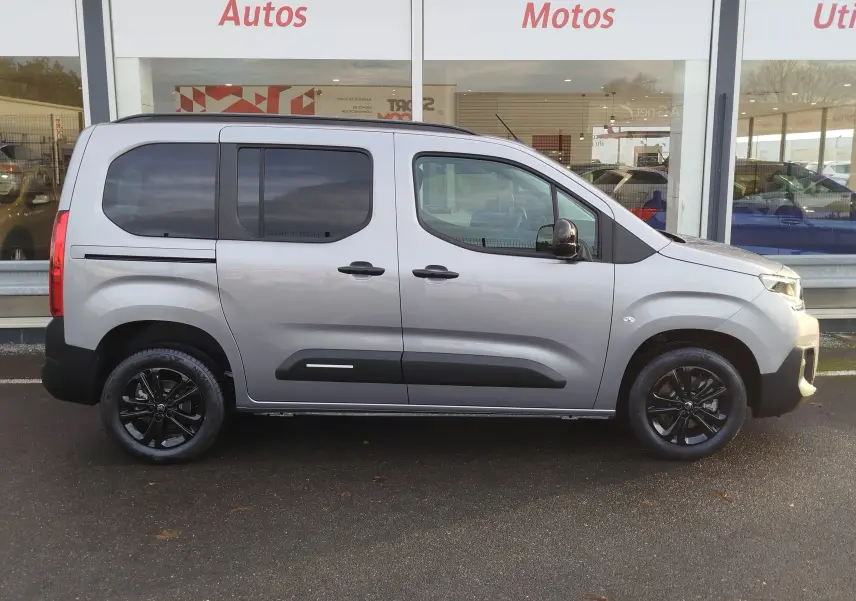 Vue de profil côté droit d'un Citroën Berlingo gris acier 2025 avec jantes noires et vitres teintées.