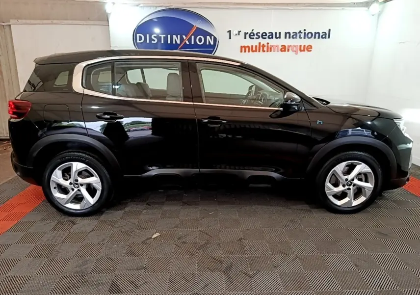 Profil côté gauche d'un SUV Citroën C5 Aircross hybride rechargeable noir, avec jantes alliage et toit noir contrasté.