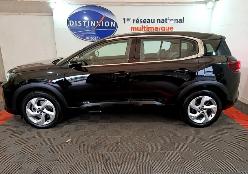 Vue de profil côté gauche d'un Citroën C5 Aircross hybride rechargeable noir, avec jantes alliage et toit noir.