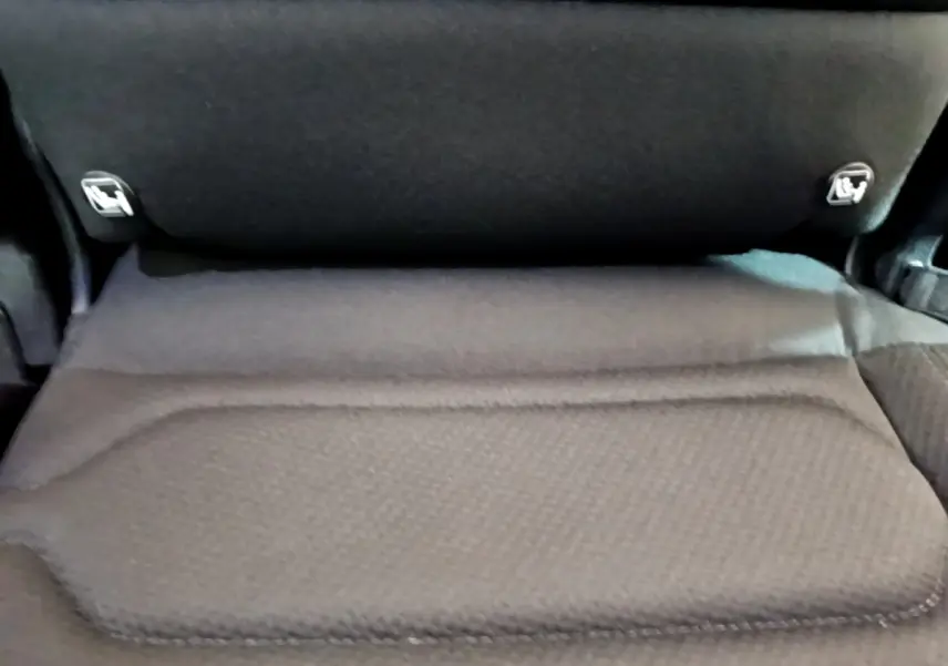 Gros plan sur la banquette arrière noire du Citroën C5 Aircross hybride rechargeable, montrant les fixations Isofix.