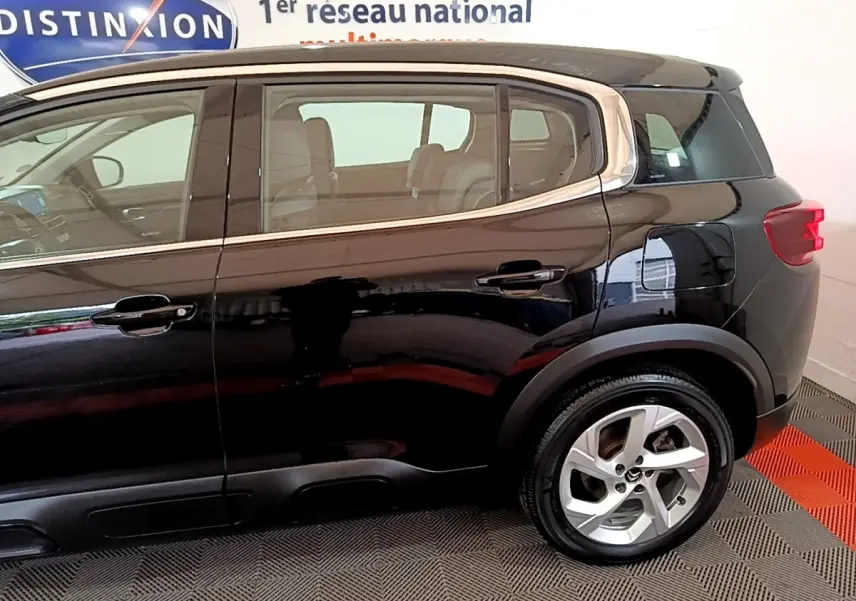 Vue latérale côté droit du Citroën C5 Aircross hybride rechargeable noir, mettant en valeur les jantes et les lignes du SUV.