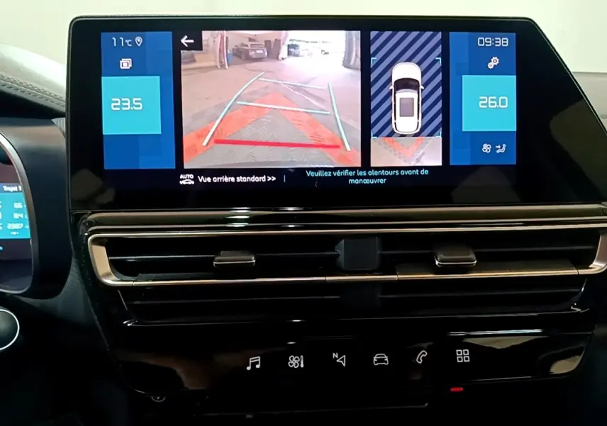 Écran tactile central du tableau de bord du Citroën C5 Aircross hybride noir, affichant la caméra de recul et l'aide au stationnement.