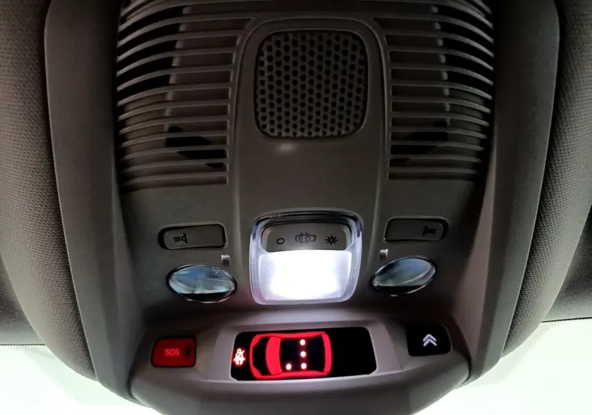 Vue intérieure en gros plan du plafonnier avec éclairage et bouton SOS du Citroën C5 Aircross hybride rechargeable noir.