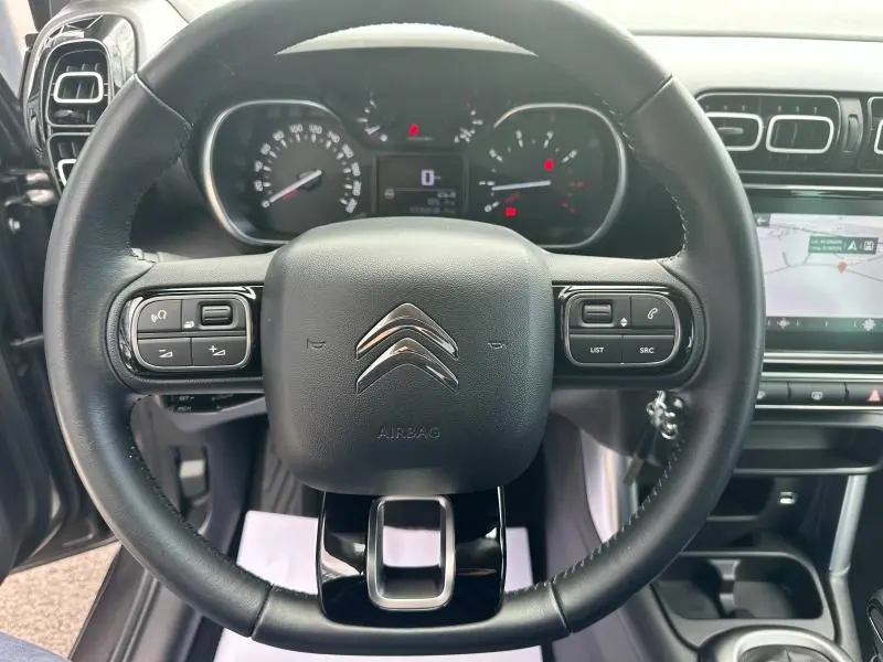 Vue centrée sur le volant cuir noir de la Citroën C3 Aircross 2021 avec tableau de bord et écran tactile visibles.