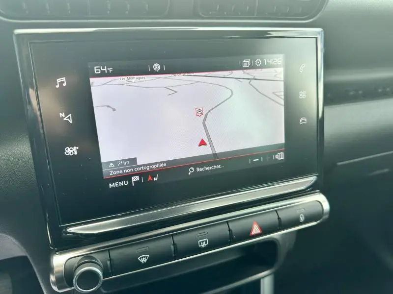 Écran tactile du système GPS dans le tableau de bord noir du Citroën C3 Aircross 2021 PureTech Shine