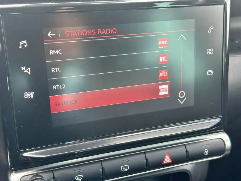 Écran tactile central affichant les stations radio dans l'habitacle d'une Citroën C3 Aircross 2021 PureTech Shine.