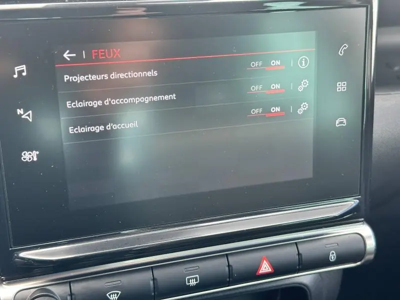 Écran tactile central du Citroën C3 Aircross 2021 affichant les réglages des feux directionnels et d'accompagnement