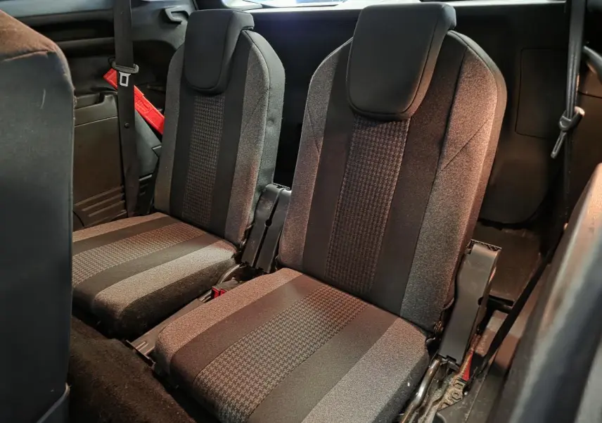 Vue rapprochée des deux sièges indépendants gris foncé du troisième rang du Peugeot 5008 2019, version 7 places.