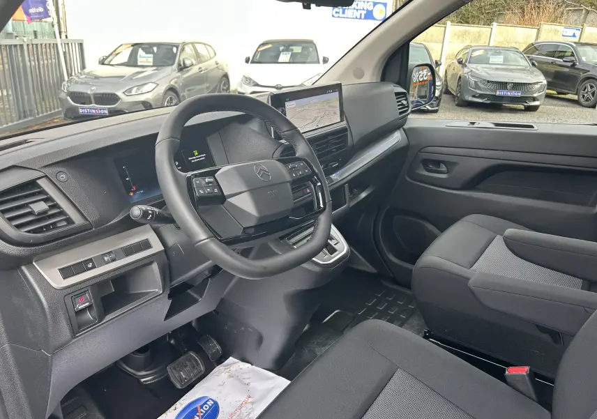 Vue intérieure côté conducteur du Citroën Jumpy cabine approfondie 2025 avec tableau de bord noir et écran tactile central.