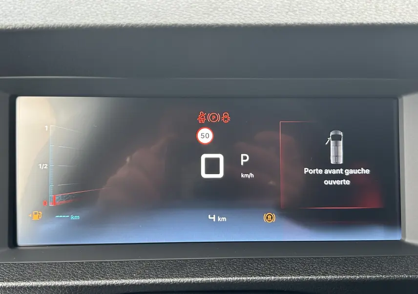 Tableau de bord numérique du Citroën Jumpy gris titane, affichant porte avant gauche ouverte et vitesse à 0 km/h.