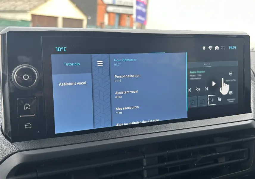 Écran tactile intérieur du Citroën Jumpy Cabine Approfondie 2025 affichant le menu assistant vocal.