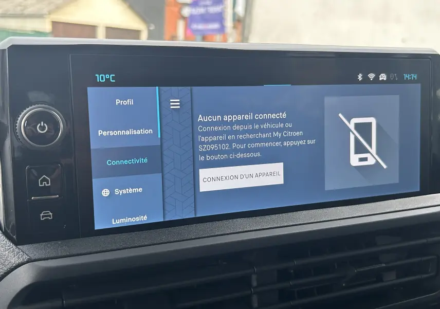 Écran tactile central du tableau de bord du Citroën Jumpy Cabine Approfondie gris titane, affichant le menu connectivité.