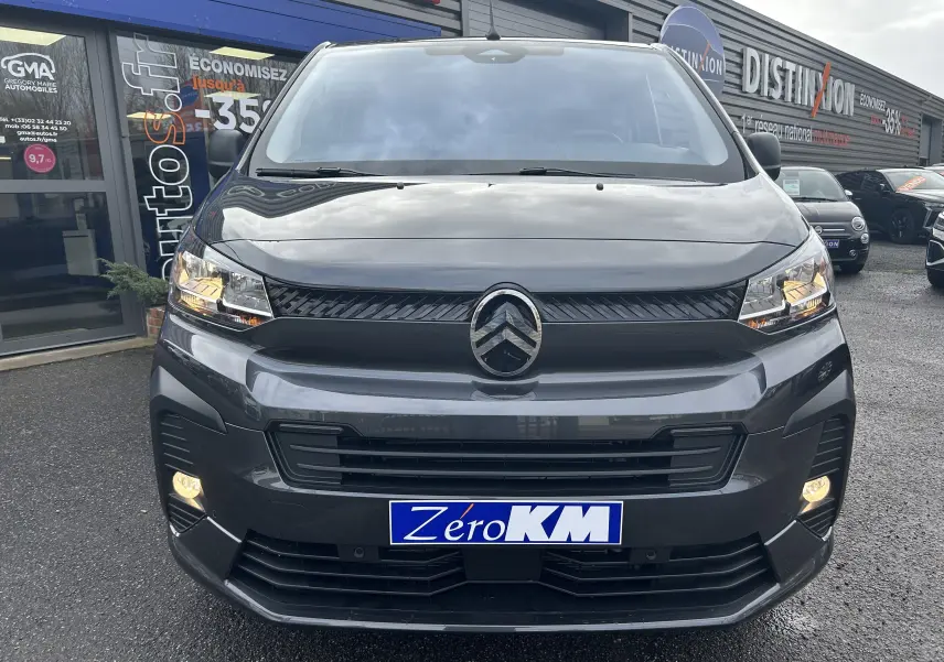Vue avant d'un Citroën Jumpy Cabine Approfondie gris titane métal avec phares et antibrouillards allumés.