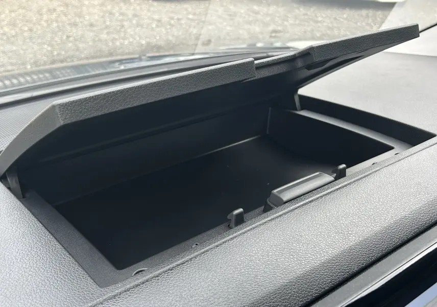 Gros plan intérieur sur le rangement ouvert du tableau de bord du Citroën Jumpy Cabine Approfondie gris titane.