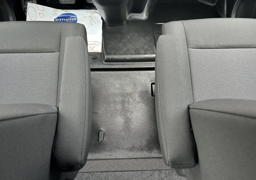 Vue plongeante sur l’espace entre les sièges avant gris tissu du Citroën Jumpy Cabine Approfondie 2025.