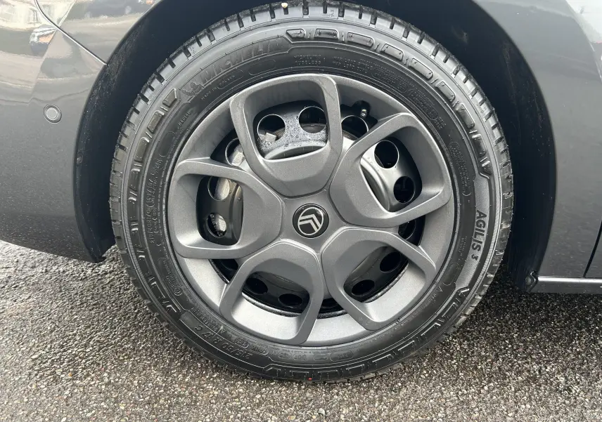 Gros plan sur la roue avant droite gris titane métal du Citroën Jumpy Cabine Approfondie 2025 avec jante alliage distinctive.