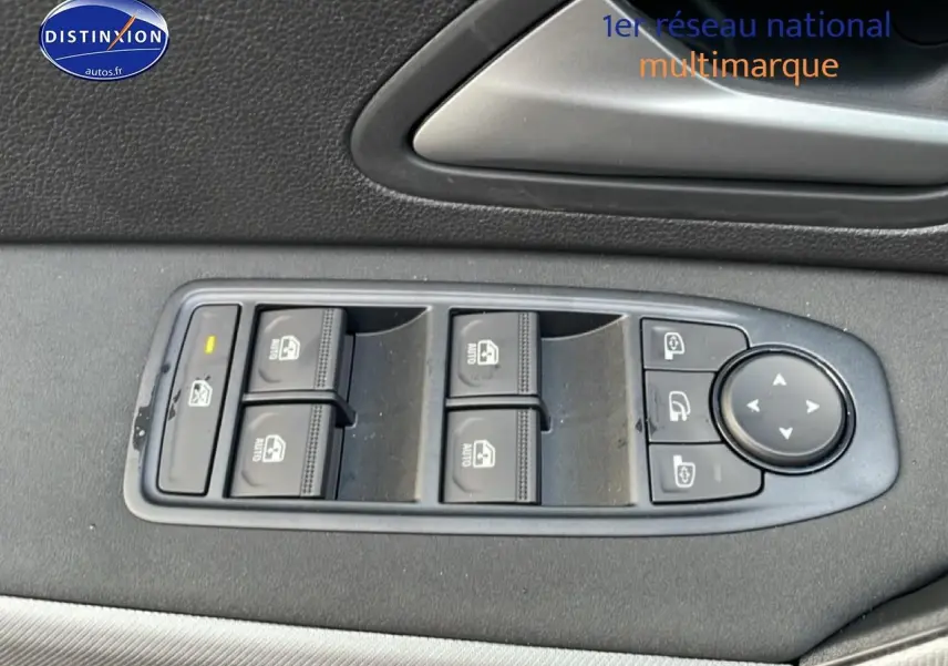 Panneau de commandes des vitres électriques côté gauche intérieur du Dacia Bigster gris schiste, avec réglages des rétroviseurs.