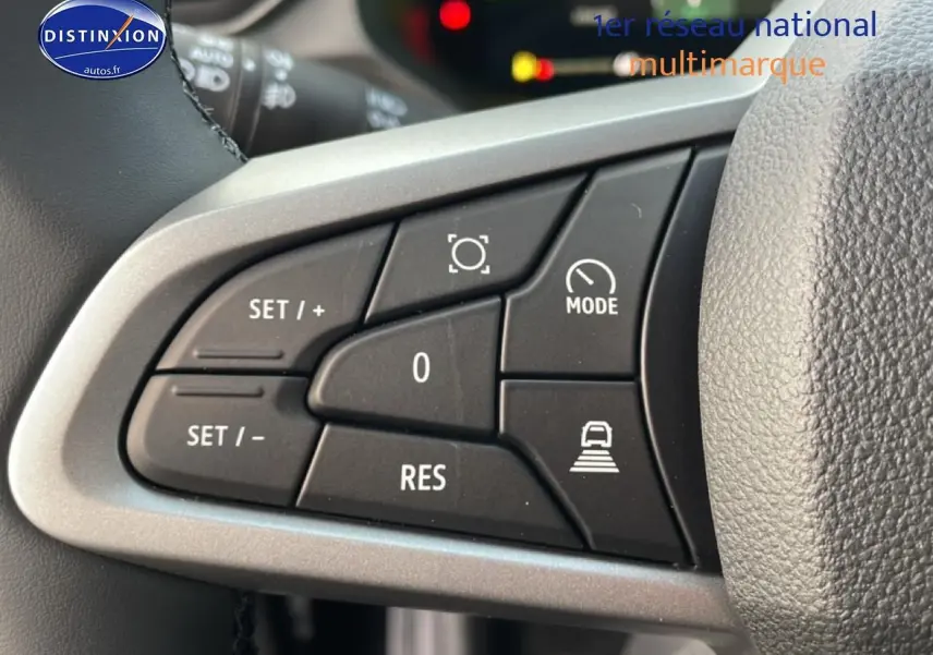 Gros plan sur les commandes de régulateur de vitesse au volant cuir du Dacia Bigster gris schiste, version hybride 2025.