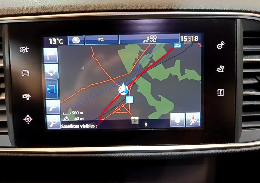 Écran tactile de navigation 9,7 pouces de la Peugeot 308 GT Line 2016, affichant une carte en couleur.