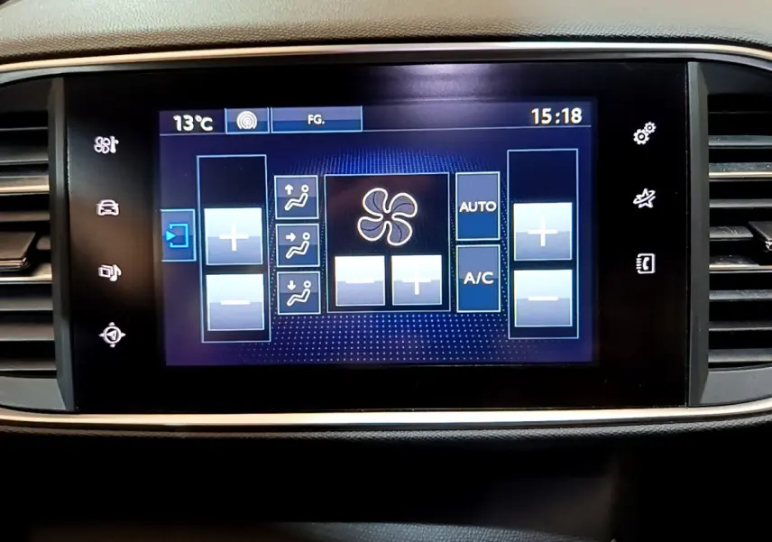 Écran tactile central de la Peugeot 308 GT Line 2016 affichant les réglages de climatisation digitale.