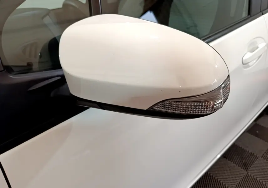 Rétroviseur droit blanc de Toyota Yaris 110 VVT-i CVT France Business 2019, vue rapprochée sur porte côté droit.