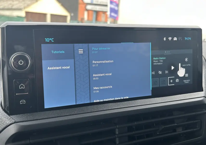 Écran tactile central du tableau de bord du Citroën Jumpy Cabine Approfondie 2025, affichant les options d'assistant vocal.