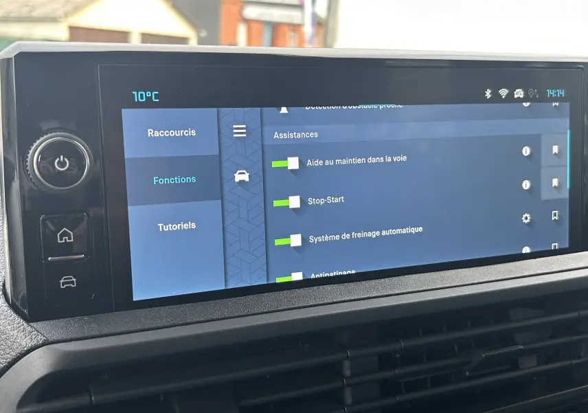 Écran tactile intérieur du Citroën Jumpy Cabine Approfondie 2025 affichant les assistances à la conduite.