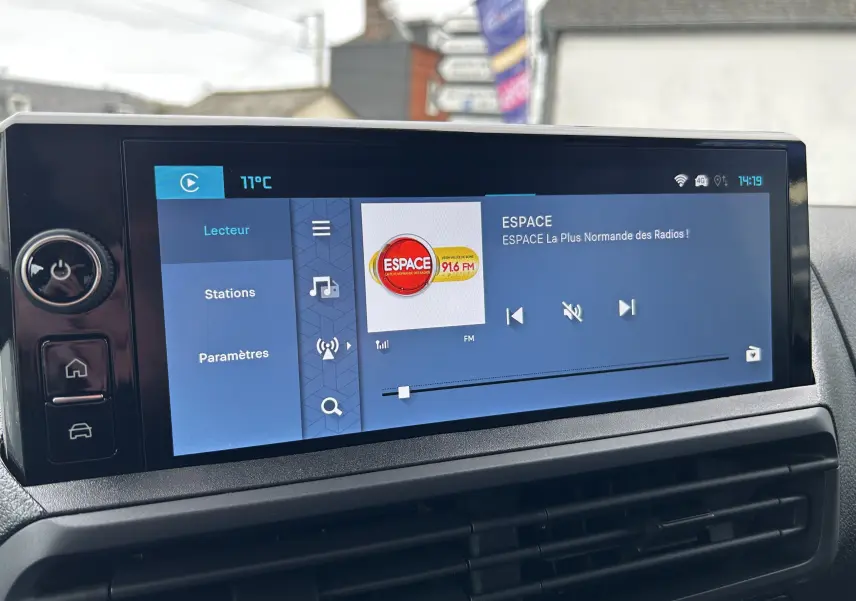 Écran tactile central du tableau de bord du Citroën Jumpy Cabine Approfondie 2025 affichant la radio FM à 14h19.