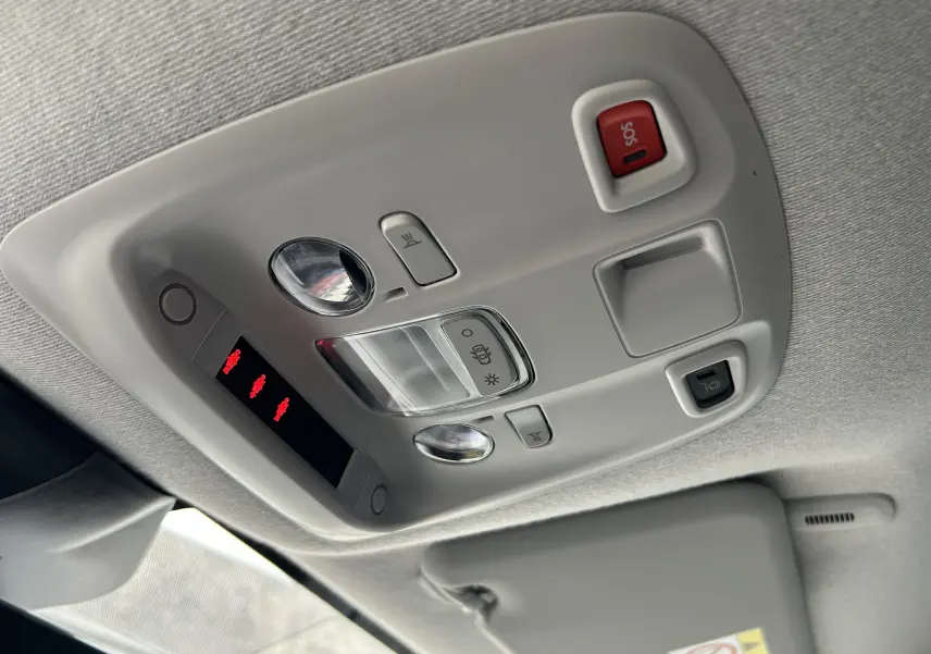 Plafonnier intérieur gris clair avec boutons SOS et éclairage, vue en contre-plongée dans un Citroën Jumpy Cabine Approfondie.