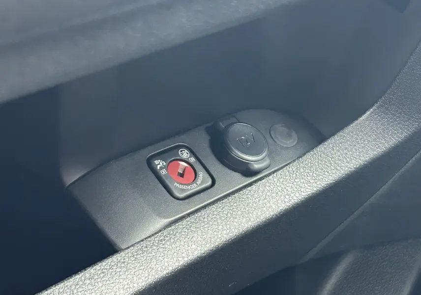 Détail intérieur montrant l'interrupteur d'airbag passager et prise 12V sur une Citroën Jumpy Cabine Approfondie gris titane.