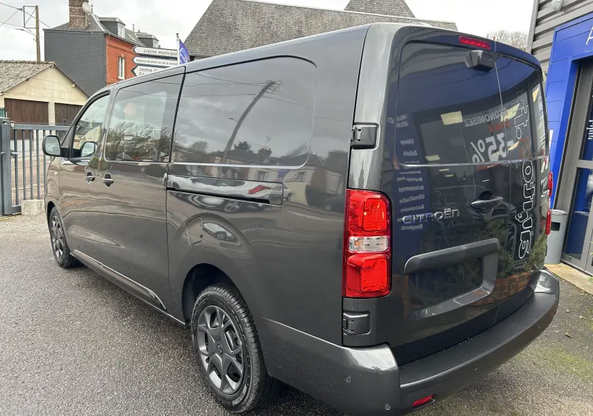Vue 3/4 arrière droite du Citroën Jumpy cabine approfondie gris titane métallisé avec feux arrière rouges et jantes noires.