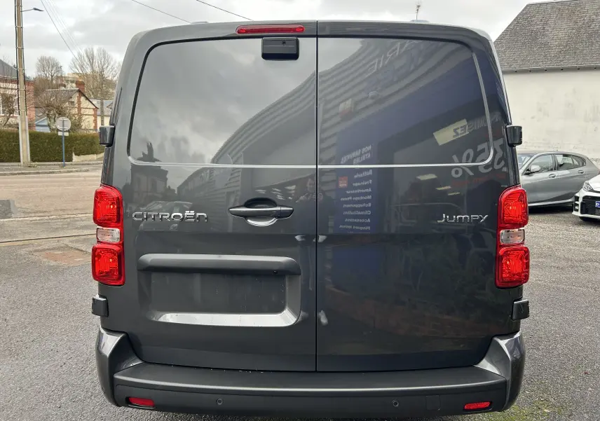 Vue arrière d’un Citroën Jumpy cabine approfondie gris titane métal avec portes battantes et feux rouges verticaux.