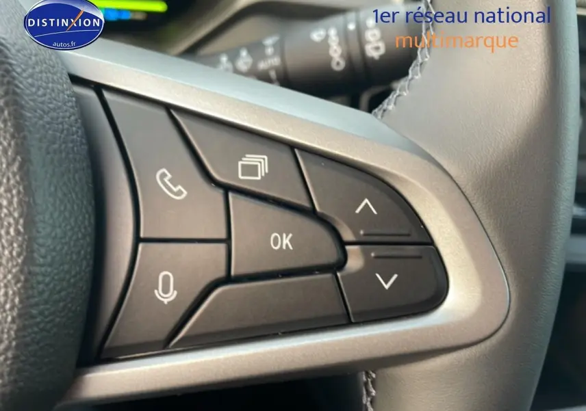 Gros plan sur les commandes multifonctions du volant en cuir du Dacia Bigster gris schiste, côté gauche.