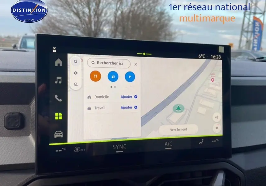 Écran tactile central du tableau de bord du Dacia Bigster 2025 avec navigation et commandes climatisation visibles.