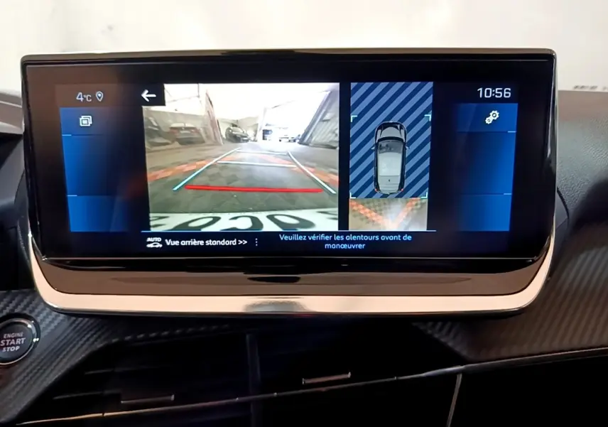 Écran tactile intérieur de la Peugeot 208 PureTech 100 montrant la caméra de recul et l’aide au stationnement.
