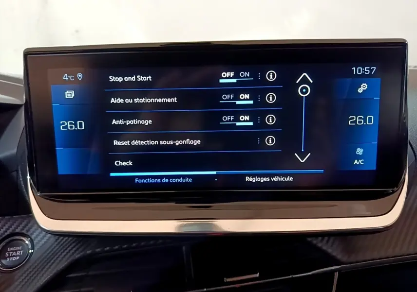 Écran tactile central de la Peugeot 208 PureTech 100, affichant les réglages de conduite et climatisation.