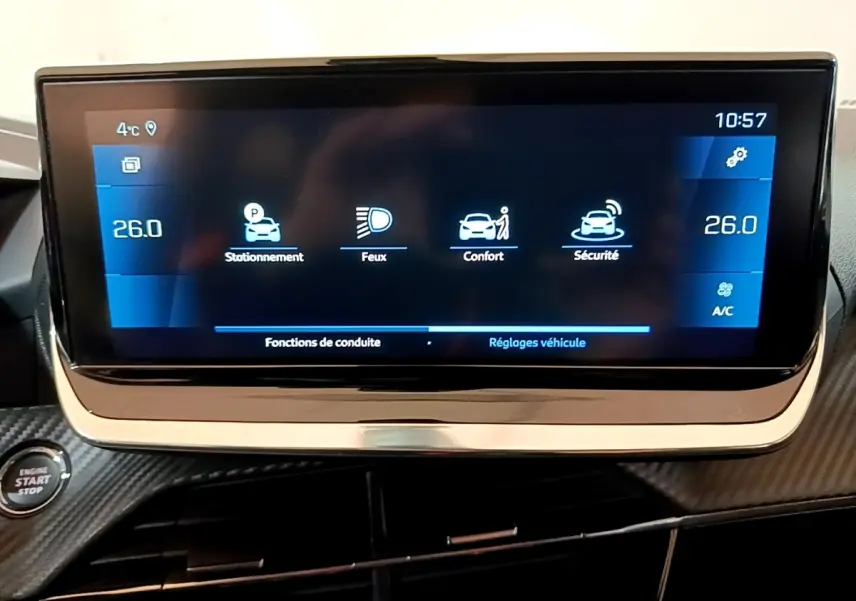 Écran tactile central de 10 pouces du tableau de bord de la Peugeot 208 blanc, affichant les réglages véhicule.