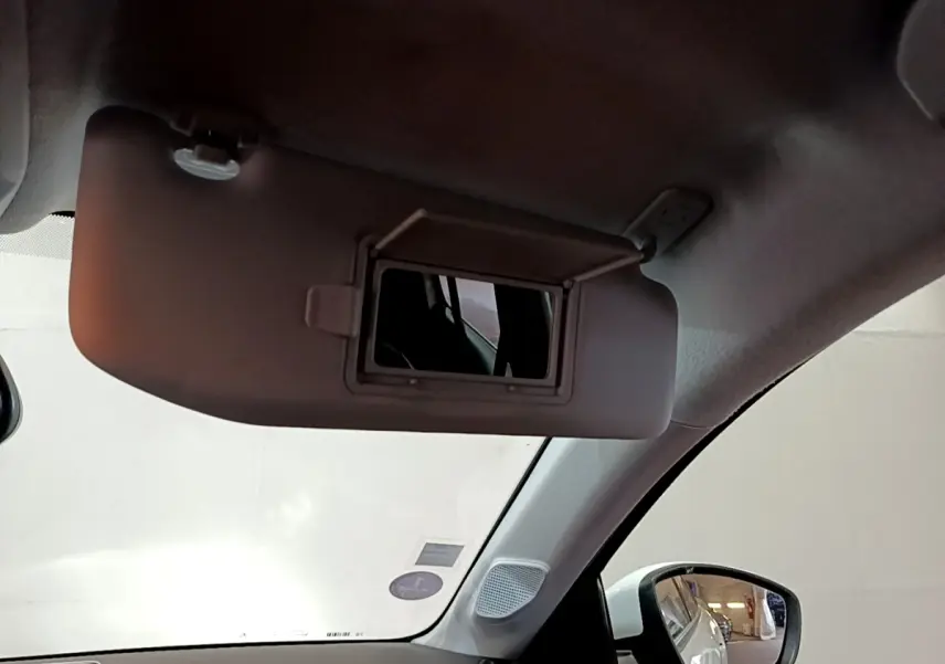 Vue intérieure du pare-soleil côté conducteur avec miroir intégré sur Peugeot 208 blanc, version 2021.