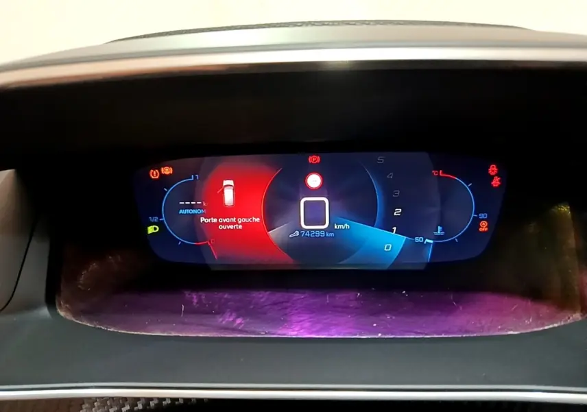 Tableau de bord numérique de Peugeot 208 PureTech 100, affichant porte avant gauche ouverte et compteur kilométrique.