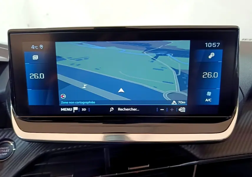 Écran tactile 10 pouces du système de navigation de la Peugeot 208 blanc, vue intérieure centrée sur le tableau de bord.