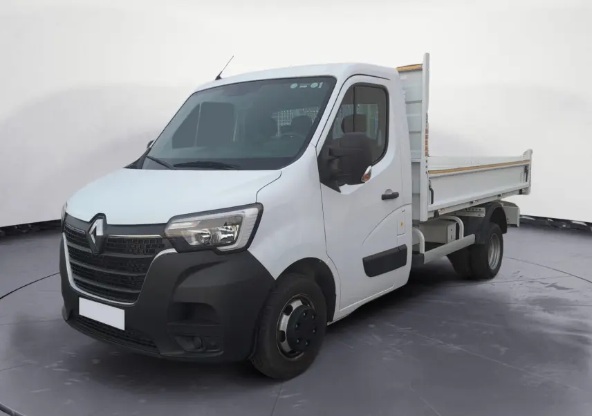 Renault Master Benne blanc en vue 3/4 avant droit, cabine simple avec benne arrière et roues jumelées.