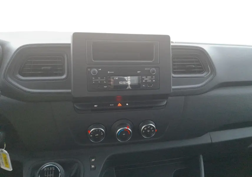 Tableau de bord du Renault Master Châssis Cabine blanc 2024, vue frontale centrée sur la console radio et climatisation.