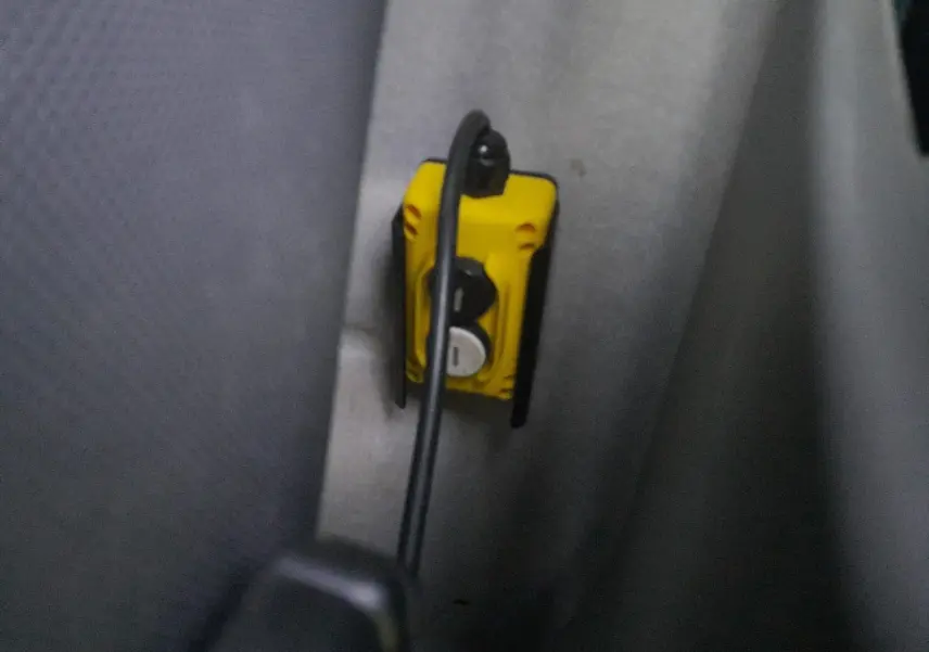 Détail intérieur montrant un boîtier jaune avec câble, sur un Renault Master Châssis Cabine benne blanc 2024.