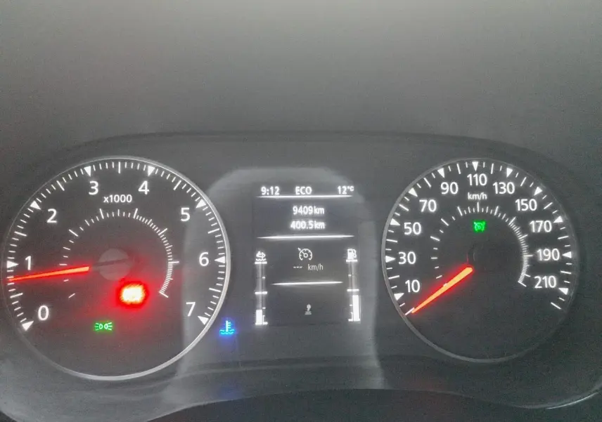 Tableau de bord du Renault Master Châssis Cabine blanc, affichage numérique et compte-tours à 9h12, 9409 km.