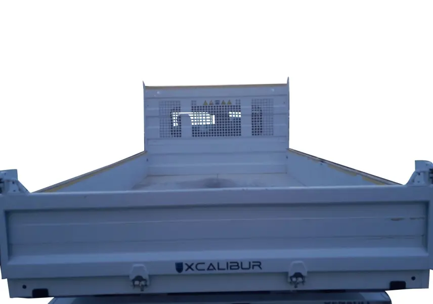 Vue arrière d'une benne blanche Renault Master Châssis Cabine 2024 avec ridelle et protection ajourée en tôle.