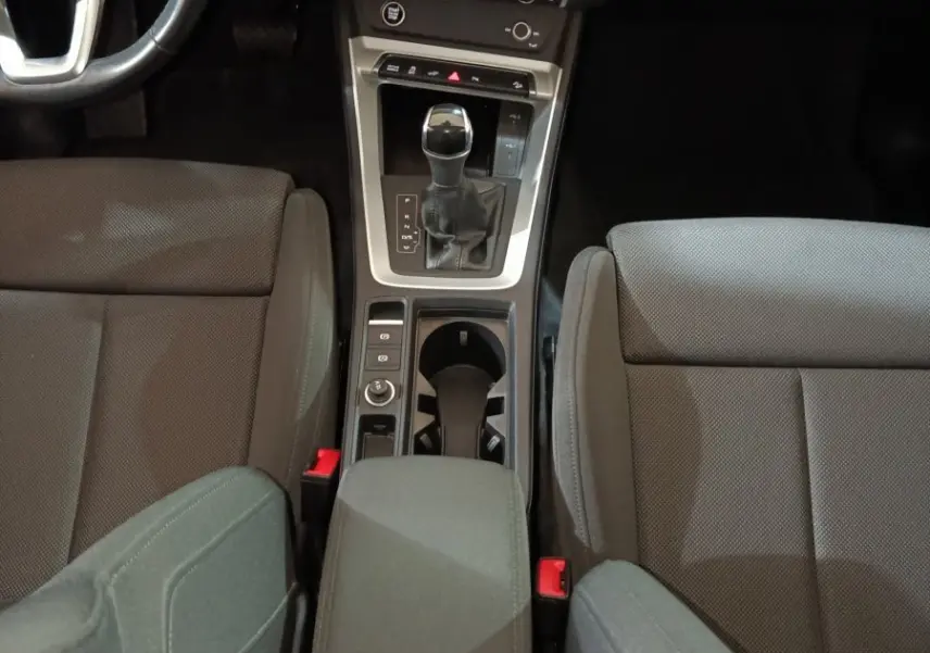 Vue intérieure centrée sur la console centrale et les sièges gris foncé de l'Audi Q3 Sportback 45 TFSI e 2021.