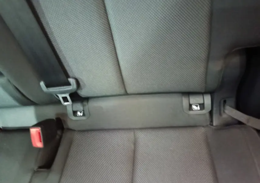 Gros plan sur la banquette arrière grise de l'Audi Q3 Sportback avec ceintures de sécurité et fixations Isofix visibles.